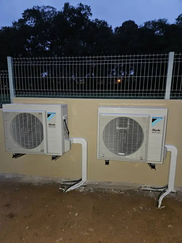 Dos unidades exteriores instaladas en una vivienda