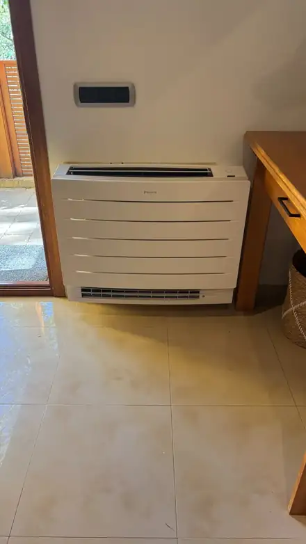 Consola de climatización instalada a nivel de suelo