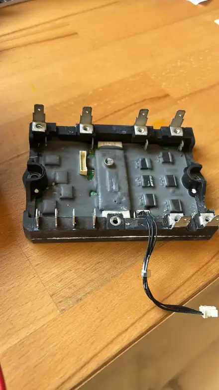 Componente electrónico averiado retirado de un equipo