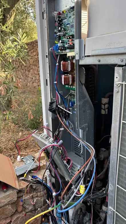 Unidad exterior abierta durante una revisión electrónica