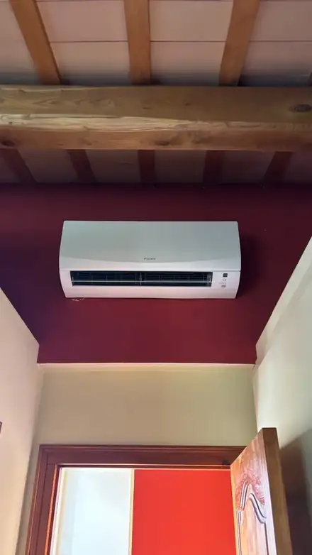Equipo split instalado en una vivienda
