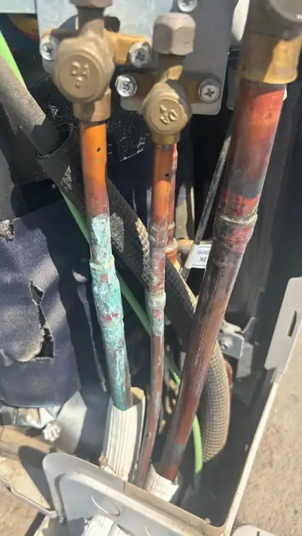 Tuberías frigoríficas revisadas durante una reparación