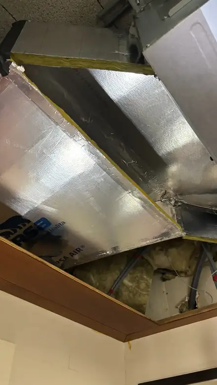 Conducto de climatización aislado e instalado
