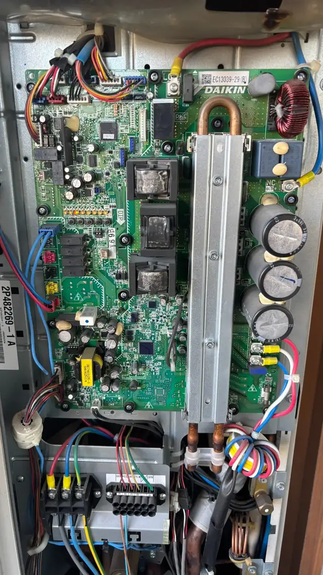 Placa electrónica Daikin durante una reparación