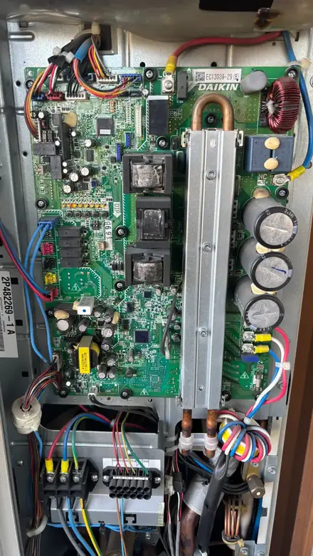 Placa electrónica Daikin durante un diagnóstico