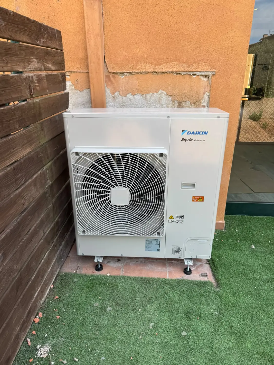 Unidad exterior Daikin Sky Air instalada