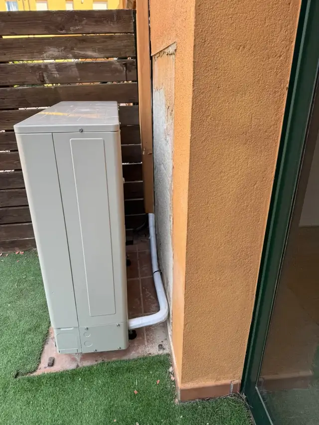 Canalización y conexiones de una unidad exterior Daikin