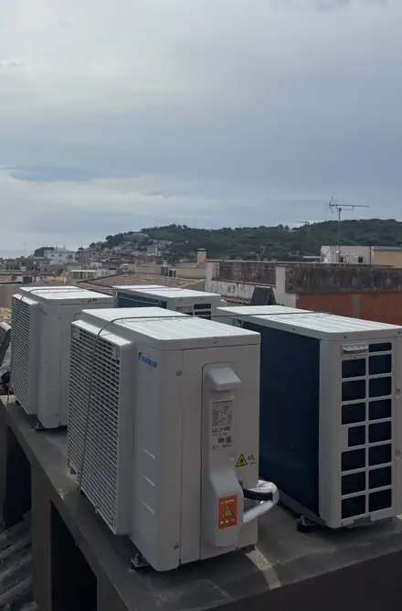 Unidades exteriores Daikin instaladas en una cubierta