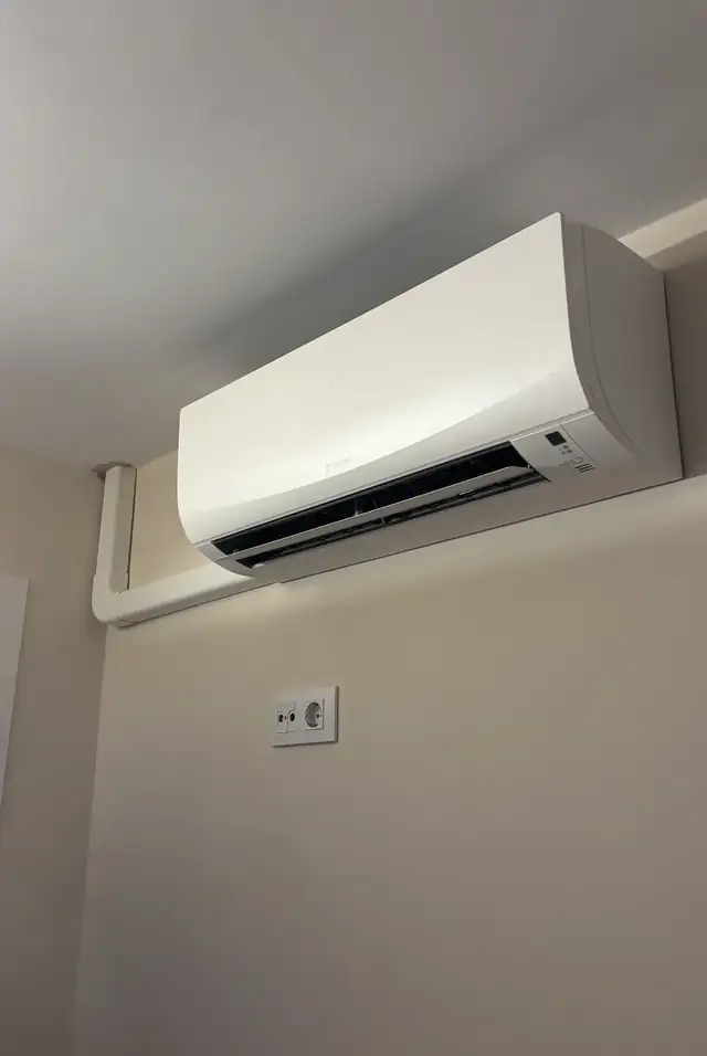Split de pared instalado con canaleta
