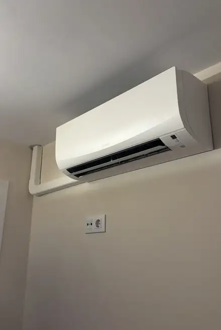 Split de pared instalado con canaleta