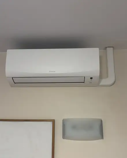 Unidad interior de pared con la canaleta terminada
