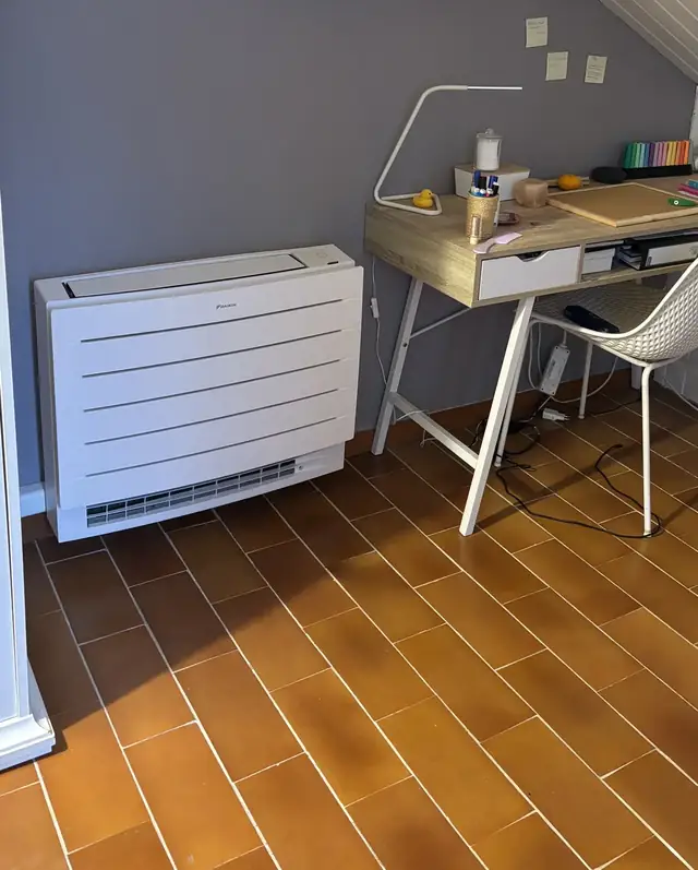 Unidad de suelo Daikin instalada en una habitación abuhardillada