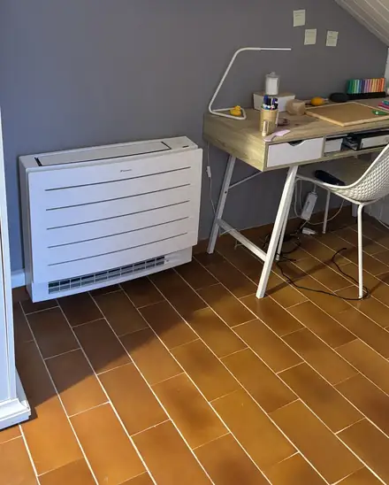 Unidad de suelo Daikin instalada en una habitación abuhardillada