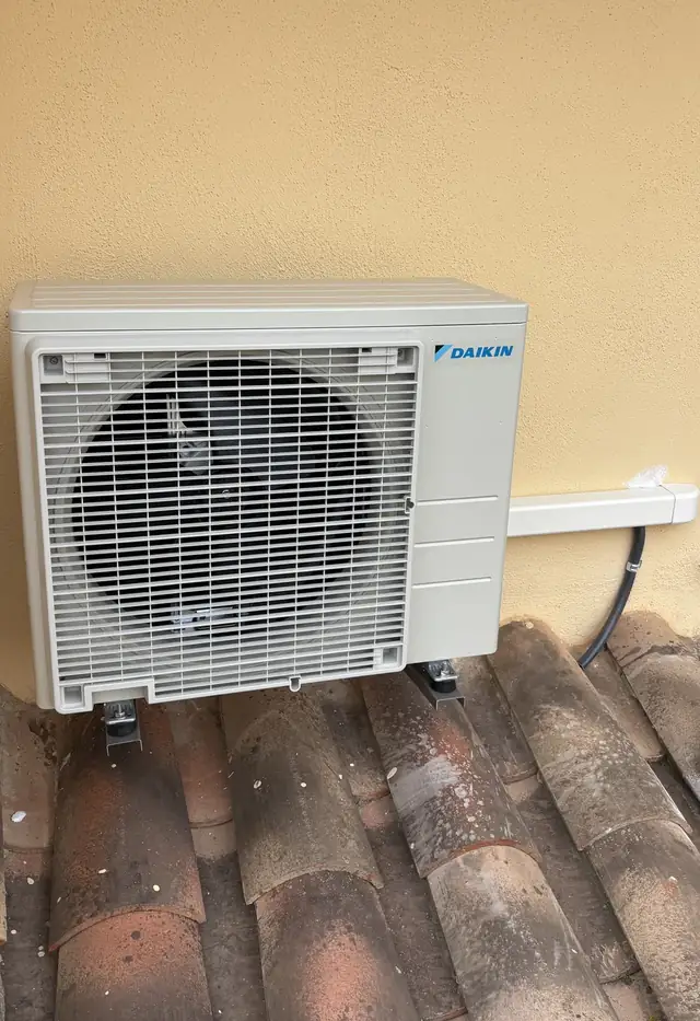 Unidad exterior Daikin instalada sobre un tejado