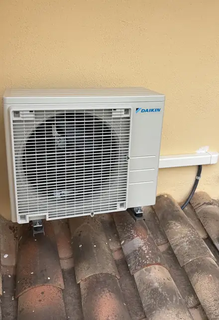 Unidad exterior Daikin instalada sobre un tejado