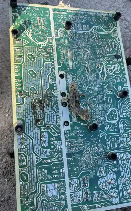 Placa electrónica quemada retirada de un equipo