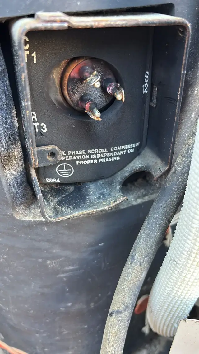 Borne de compresor quemado detectado en una avería