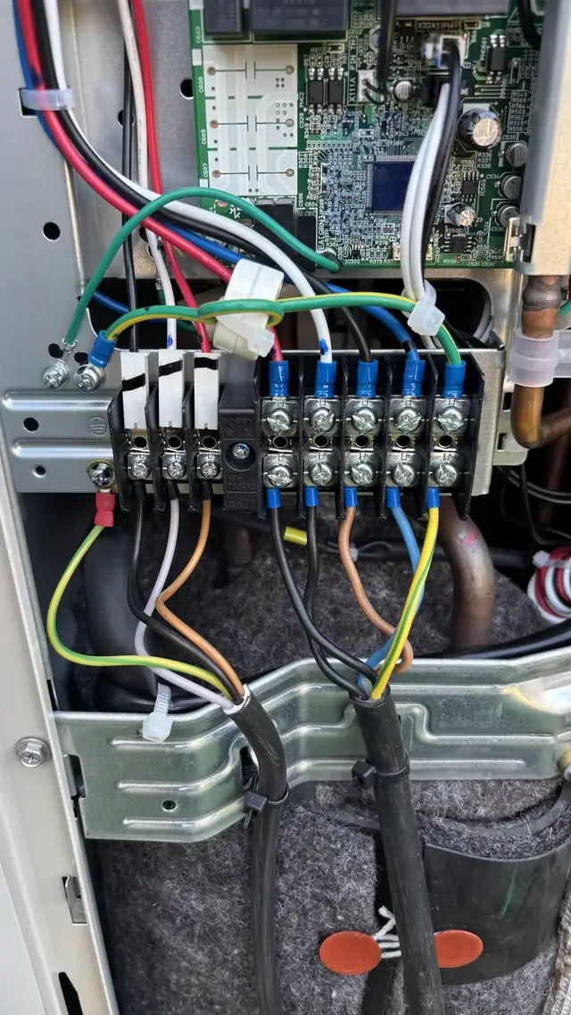 Conexionado eléctrico revisado en una unidad exterior
