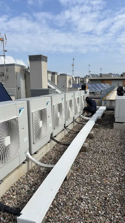 Técnico trabajando en una fila de unidades exteriores Daikin