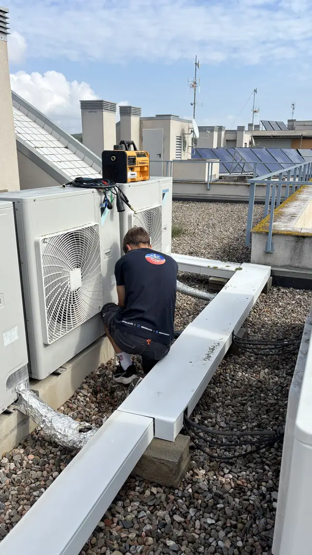 Bomba de vacío conectada a una unidad exterior Daikin